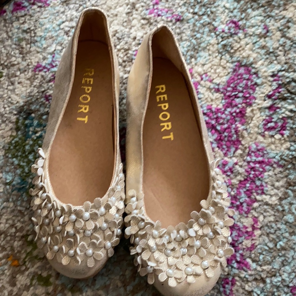 100% leather Report flower flats NWOT
